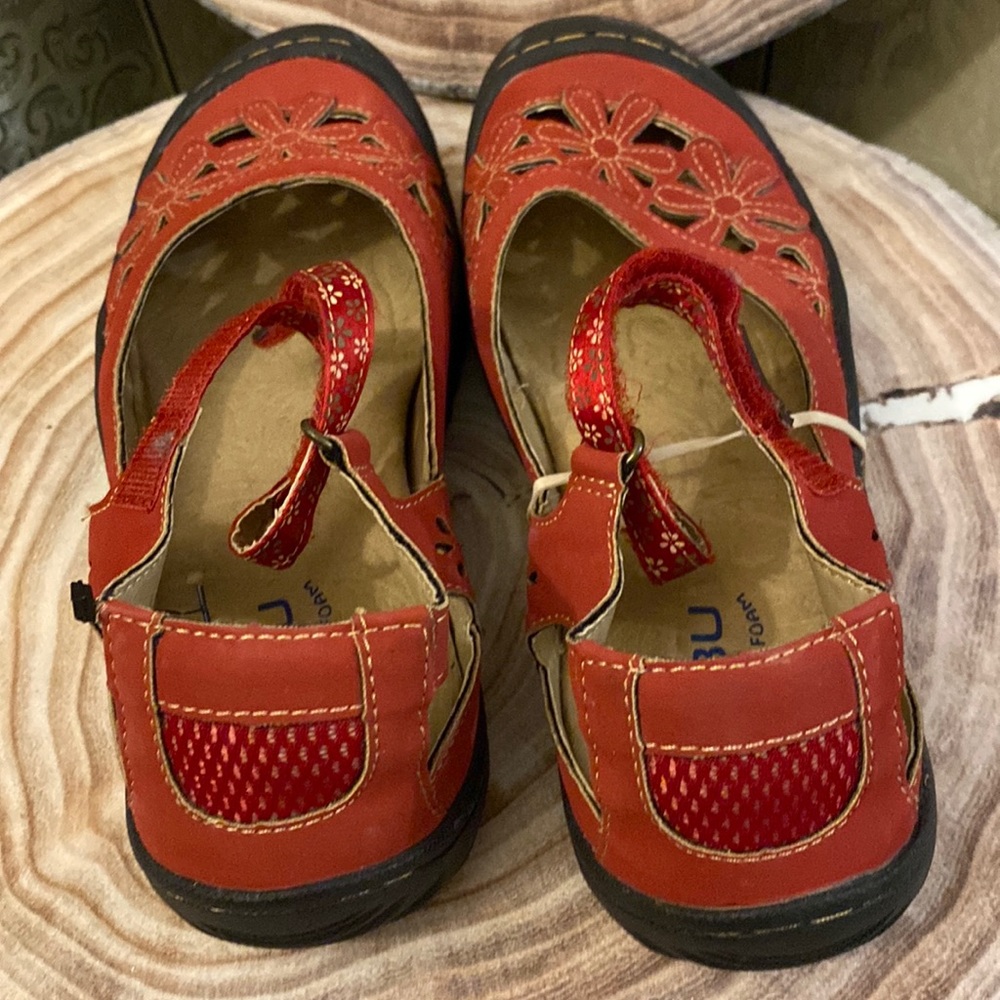 JBU MEMORY FOAM  walking shoes great for everyday wear.       SIZE 7 1/2.